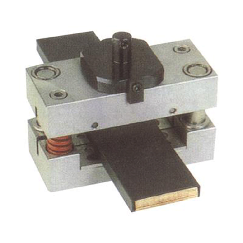 Outil de coupe pour jeux de barres flexibles