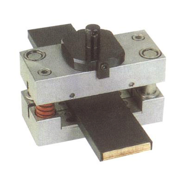 Outil de coupe pour jeux de barres flexibles