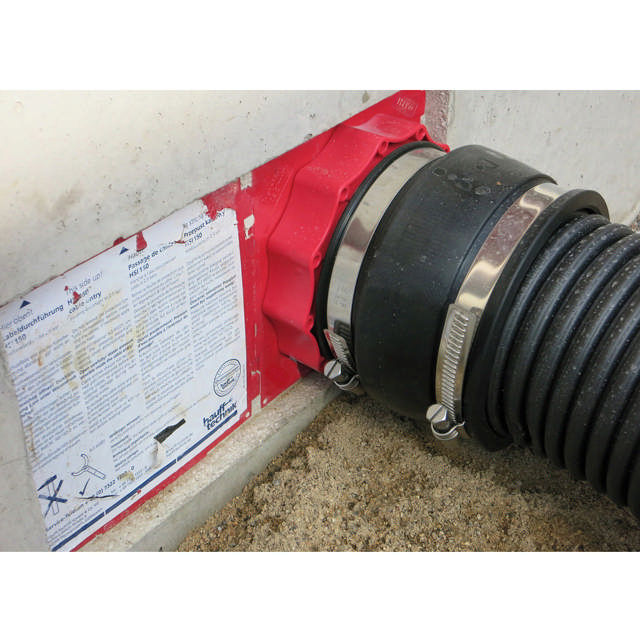 Couvercle avec technique de manchons pour tuyaux annelés